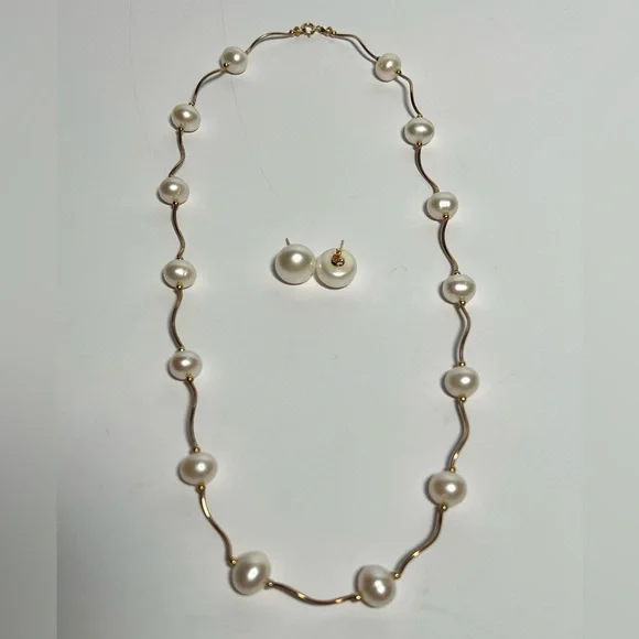 Elegant 14 K Gold and Pearl Necklace and Earring Set - Picture 4 of 6
